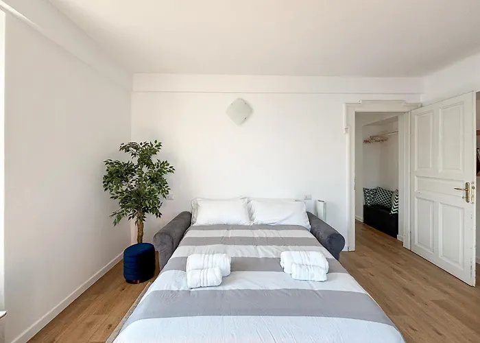 Peroni - View House *